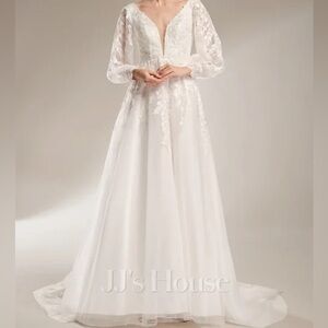 Ball-Gown/Princess V-Neck Court Train Satin
Lace Tulle Wedding Dress- soft White